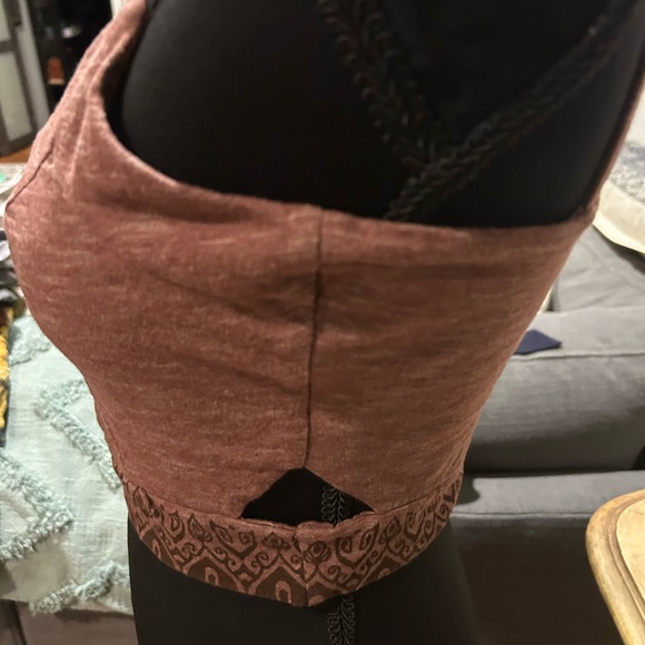 Elegant Brown Crop Top with Patterned Hem - Picture 3 of 5